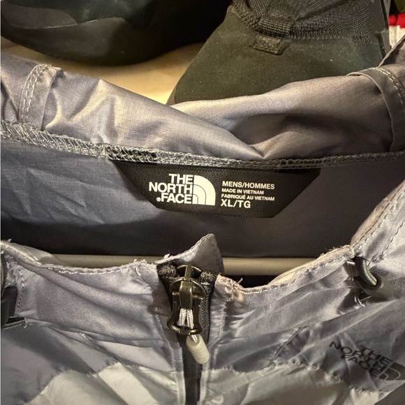The North Face Men's Two-Tone Gray Windbreaker - Picture 5 of 9